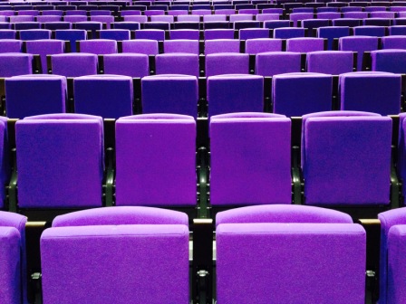 Zoom sur les sièges violets du Galet