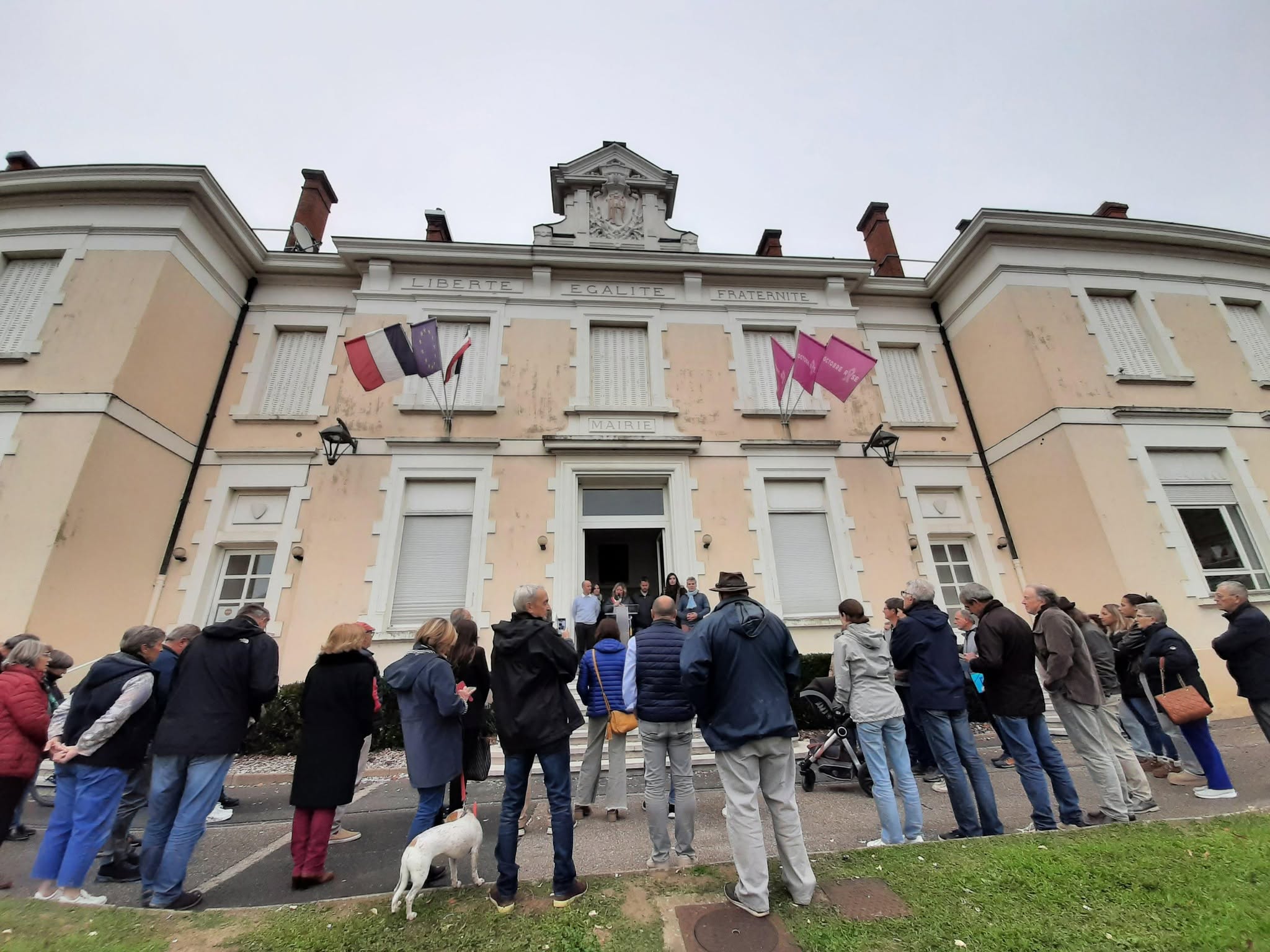 Rassemblement citoyen : un moment d’unité sur le parvis de la mairie